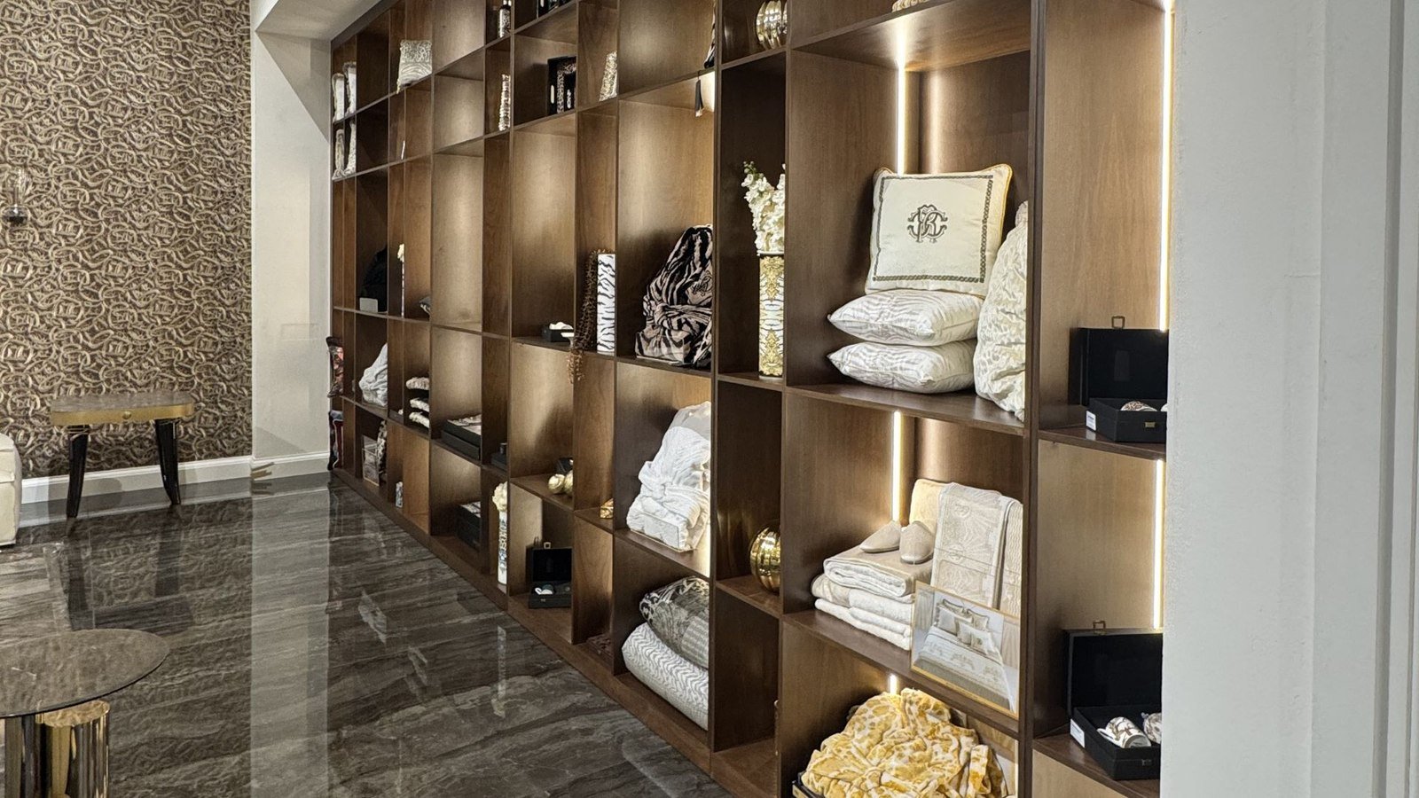 Arminas Showrooms & Boutiques — 1